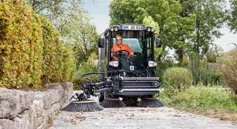 Municipal sweeper MC 130: compact & powerful | Kärcher Municipal